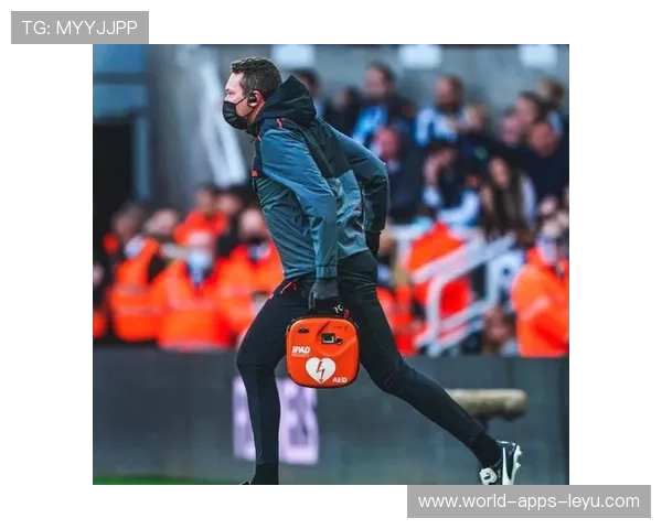 【足球惊魂】门将出击过猛，撞上广告牌瞬间成硬核瞬间